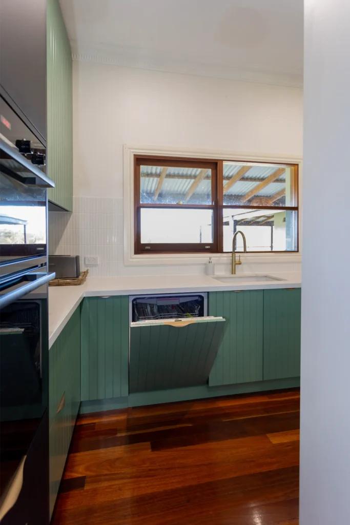 Bright Contemporary Kitchen in Jilliby 3 S2U 3639