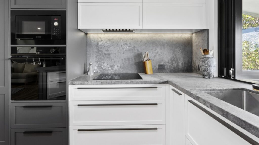 Our 5 Favourite Splashback Material Options for Your Custom Kitchen 1 A modern kitchen showcasing stylish splashback material options